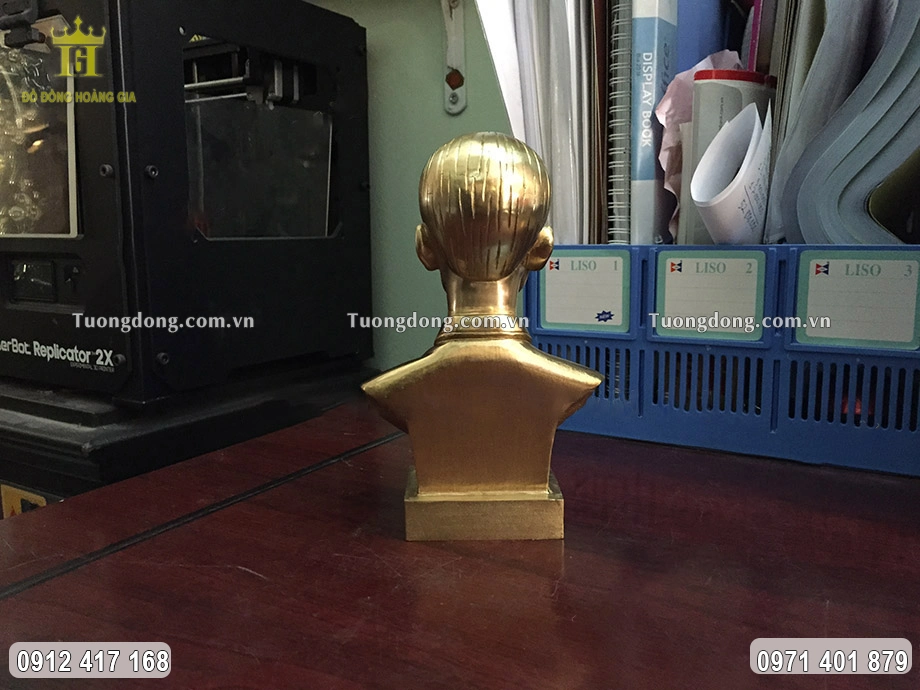 Hình ảnh phía sau của bức tượng đồng